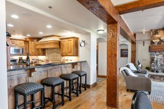 Grand Lodge - 3 Bedroom Deluxe #407 - Ski-in out condo - 2