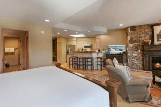 303 - Studio Royal Plaza condo - 2