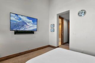 Grand Lodge - Four Bedroom #302 - Ski-in ski-out condo - 2