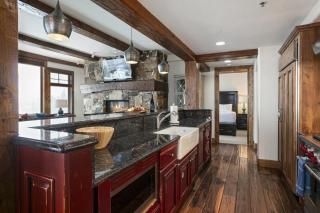 Grand Lodge - Three Bedroom #401 - Ski-in ski-out condo - 1