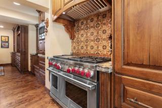 1617 - Six Bedroom plus Den Lakeside condo - 3