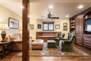 1617 - Six Bedroom plus Den Lakeside condo - 2