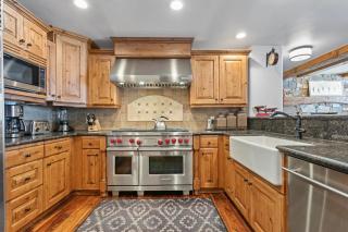 Grand Lodge - 3 Bedroom Deluxe #304 - Ski-in out condo - 3