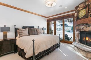 Grand Lodge - 3 Bedroom Deluxe #304 - Ski-in out condo - 2
