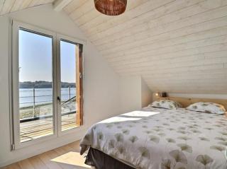 Cozy lakefront wooden house - 0