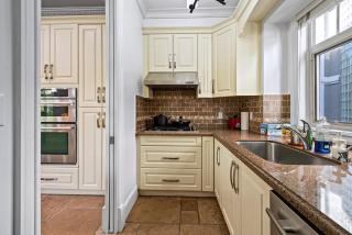 1 Bedroom Luxury Retreat in Prime Vancouver - 4