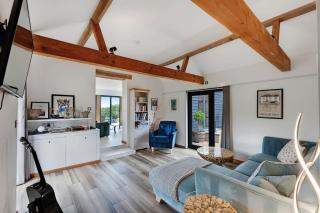 Seven Space - Willow Barn, Hot Tub & Scenic Rural Retreat - 4