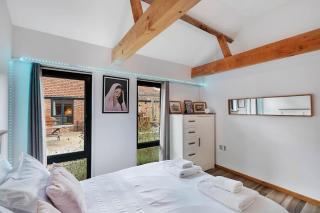 Seven Space - Willow Barn, Hot Tub & Scenic Rural Retreat - 2