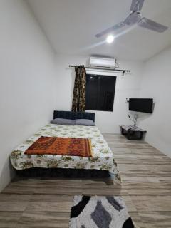 Nav's B&B - 8