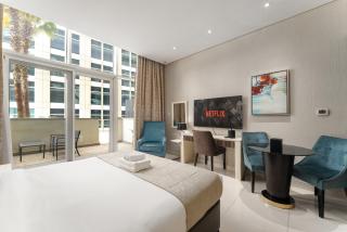 Poolside Studio with Canal Views and Near Dubai Mall - 3