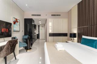 Poolside Studio with Canal Views and Near Dubai Mall - 2