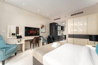 Poolside Studio with Canal Views and Near Dubai Mall - 1