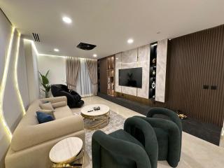 Executive Escape's 2-Bedroom Suite, Massage Chair, Mountain View, F-7 - 9