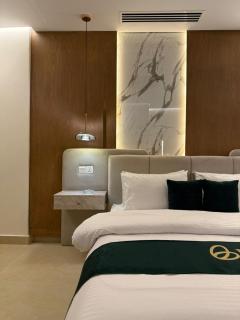 Executive Escape's 2-Bedroom Suite, Massage Chair, Mountain View, F-7 - 6