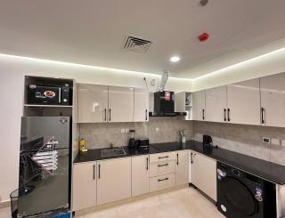 Executive Escape's 2-Bedroom Suite, Massage Chair, Mountain View, F-7 - 5