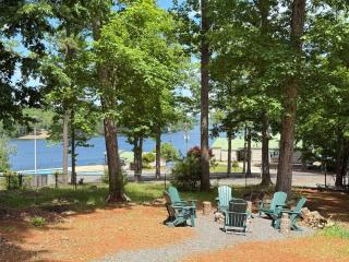 Stylish Lake Getaway: Kayaks •Foosball •Ping Pong - 9