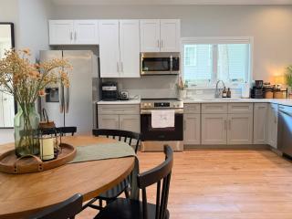 Stylish Lake Getaway: Kayaks •Foosball •Ping Pong - 3