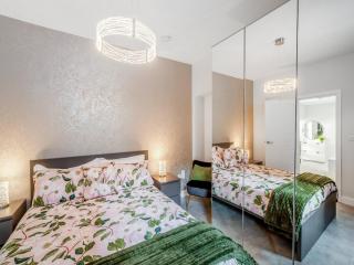 The Hideaway - Uk49451 - 2