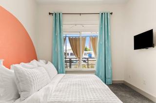 Pool, King Bed, Free Parking | Prime Location - 9