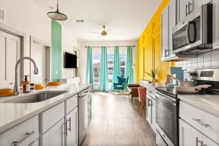Pool, King Bed, Free Parking | Prime Location - 8