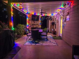 Lakefront 6BR house with Pool, Game Room & Private Pier - 6