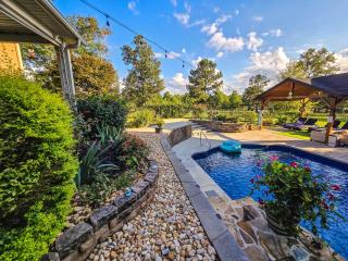 Lakefront 6BR house with Pool, Game Room & Private Pier - 2