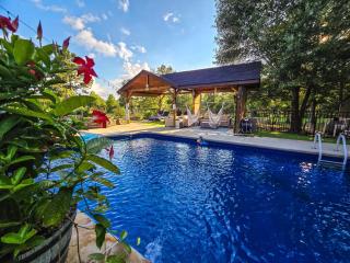 Lakefront 6BR house with Pool, Game Room & Private Pier - 0