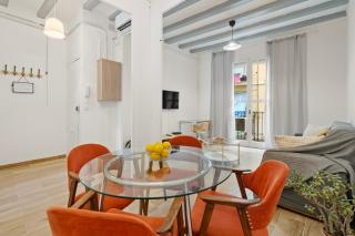 Cozy Central Barcelona Stay Your Urban Retreat - 2