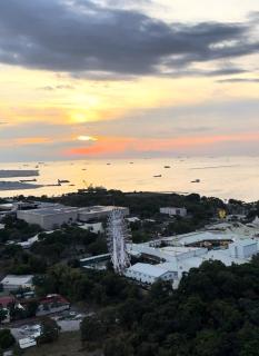 Penthouse Lvl Luxury Cndo Nr MOA - 7