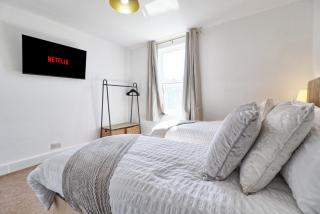 Southend Large 4 Bed Contractors and Families Welcome Sleeps 8 Free Parking - Southend-on-Sea - 8
