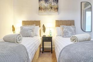 Southend Large 4 Bed Contractors and Families Welcome Sleeps 8 Free Parking - Southend-on-Sea - 2