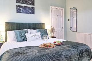 Large Southend Beach House Sleeps 8 Free Parking x 2 Perfect for Contractors 4 King Beds or 8 Single Beds by The Opulent Property Project UK - 8