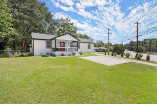 Spacious 3BR,3BA Modern Home - 8