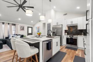 Spacious 3BR 3BA Home Modern Renovation - 8