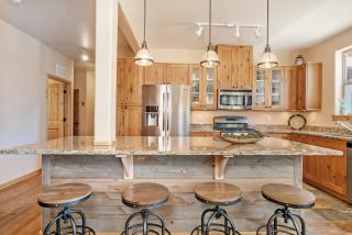 Trailhead 324 Shared Hot Tub, Pool, Private Balcony, and Grill - 3