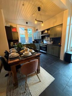 Stylish, Spacious City Hideaway - Sleeps up to 9 - 6