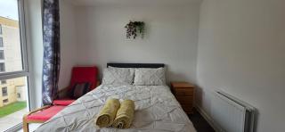 Barking 2 Bed Apt with Parking & Good Travel Links - 2
