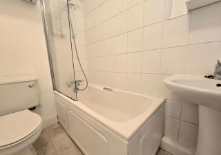 Victoria 2BR Apartment, Central London - 2