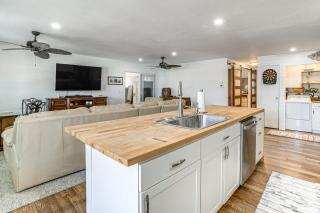 4 Mi to Dtwn Sarasota! Family Home with Pool Access - 1