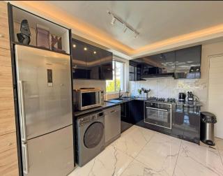 Luxury Seapoint One-Bedroom secure apartment with on-premise parking - 1