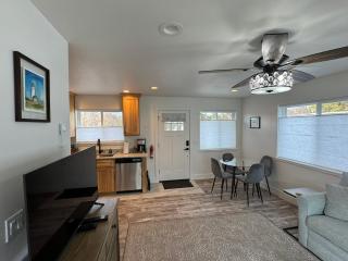 Newer Cozy Guest Cottage with Saltwater Spa! - 4