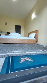 1 minute walk to Victoria Mall - 6