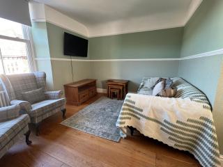 Perfectly Located, Central Bowness Flat With Free Parking and Lake Views - 6