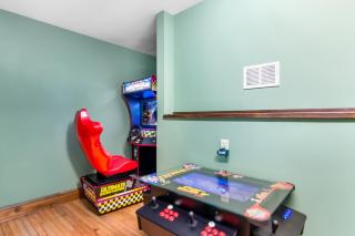 Cabin Zen, Riverfront, Hot Tub, Arcades, Sleeps 8 - 1