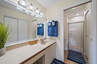 Stylish and Modern Shorewalk condo close to top beaches, heated pools, hot tub, IMG Academy, dining - 7