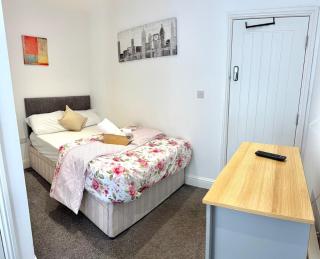 Lovely Double Bedroom - 7
