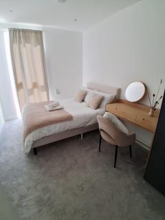 Arklow Road Bright 2-Bed Flat - 0