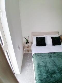Arklow Road Bright 2-Bed Flat - 9