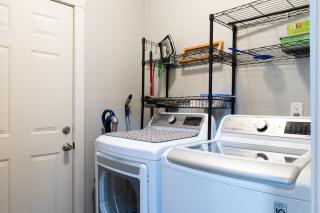 The Charmer, Fiber Internet, ROKU TVs, Washer & Dryer, Near DT Chickasha and Leg Lamp! - 3