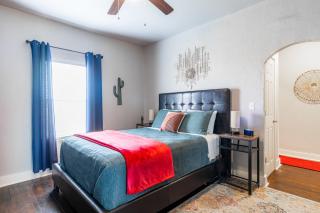 The Charmer, Fiber Internet, ROKU TVs, Washer & Dryer, Near DT Chickasha and Leg Lamp! - 8